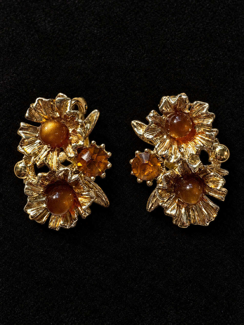 ⚜️ Floral Cluster Clip-On Earrings | Mid-century-style | Gold-Tone Amber-Look 💗